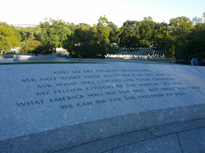 Am Grab von John F. Kennedy
