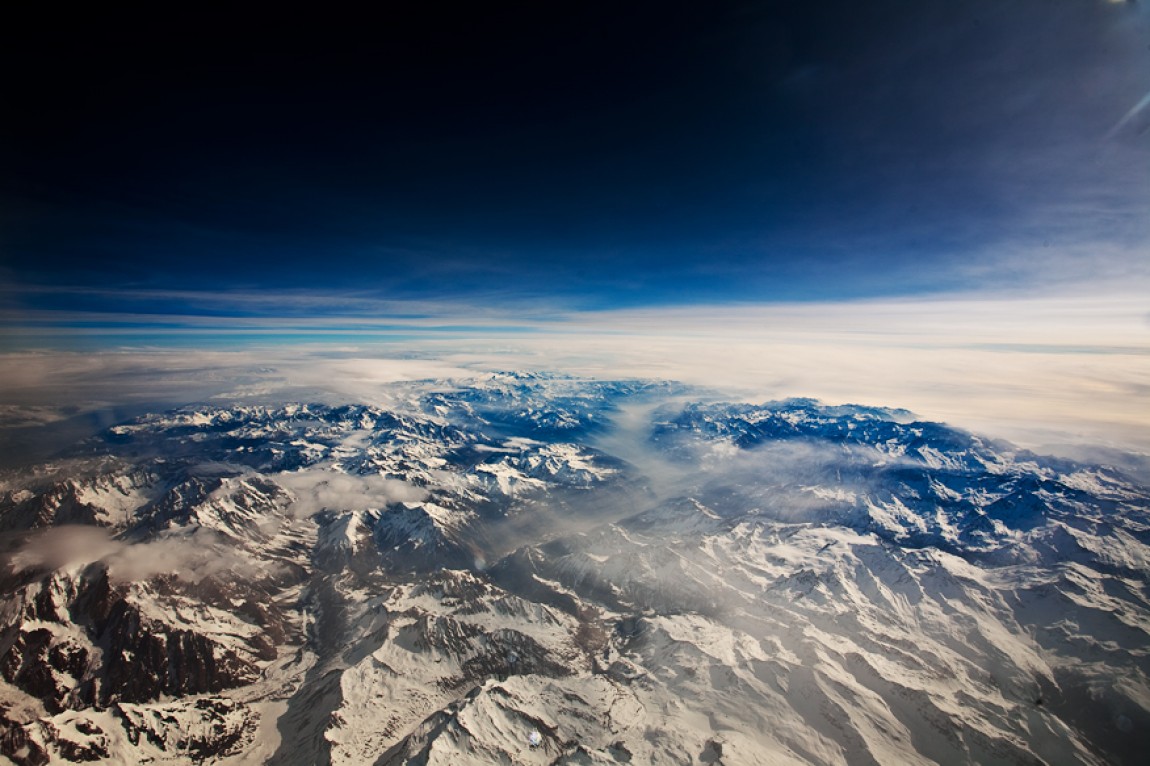 Über den Wolken – Flug / Alpen